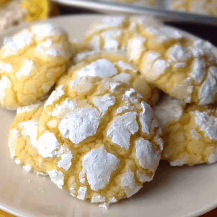 closeup of lemon crinkle cookies