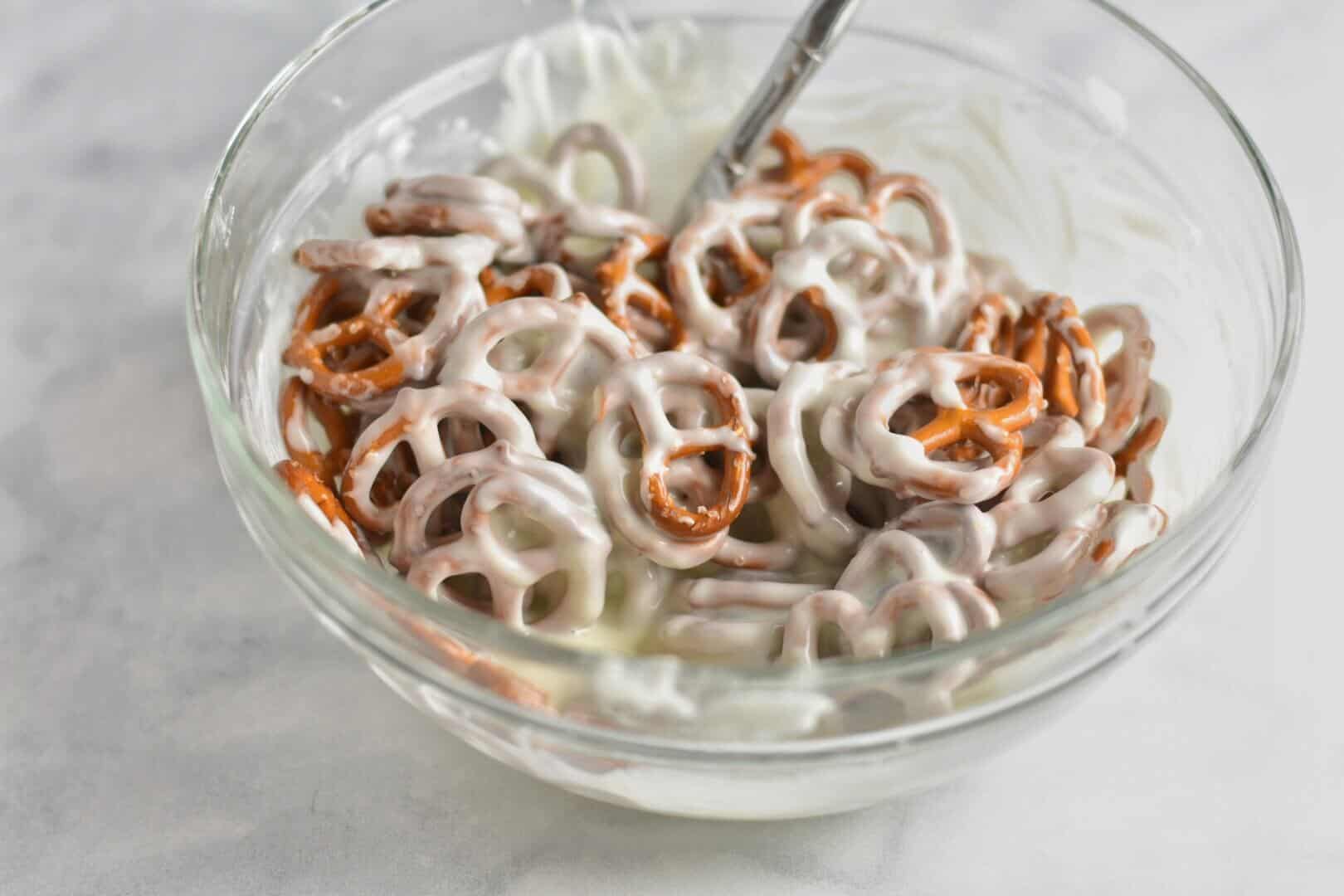 pretzels in bowl with melted chocoalte