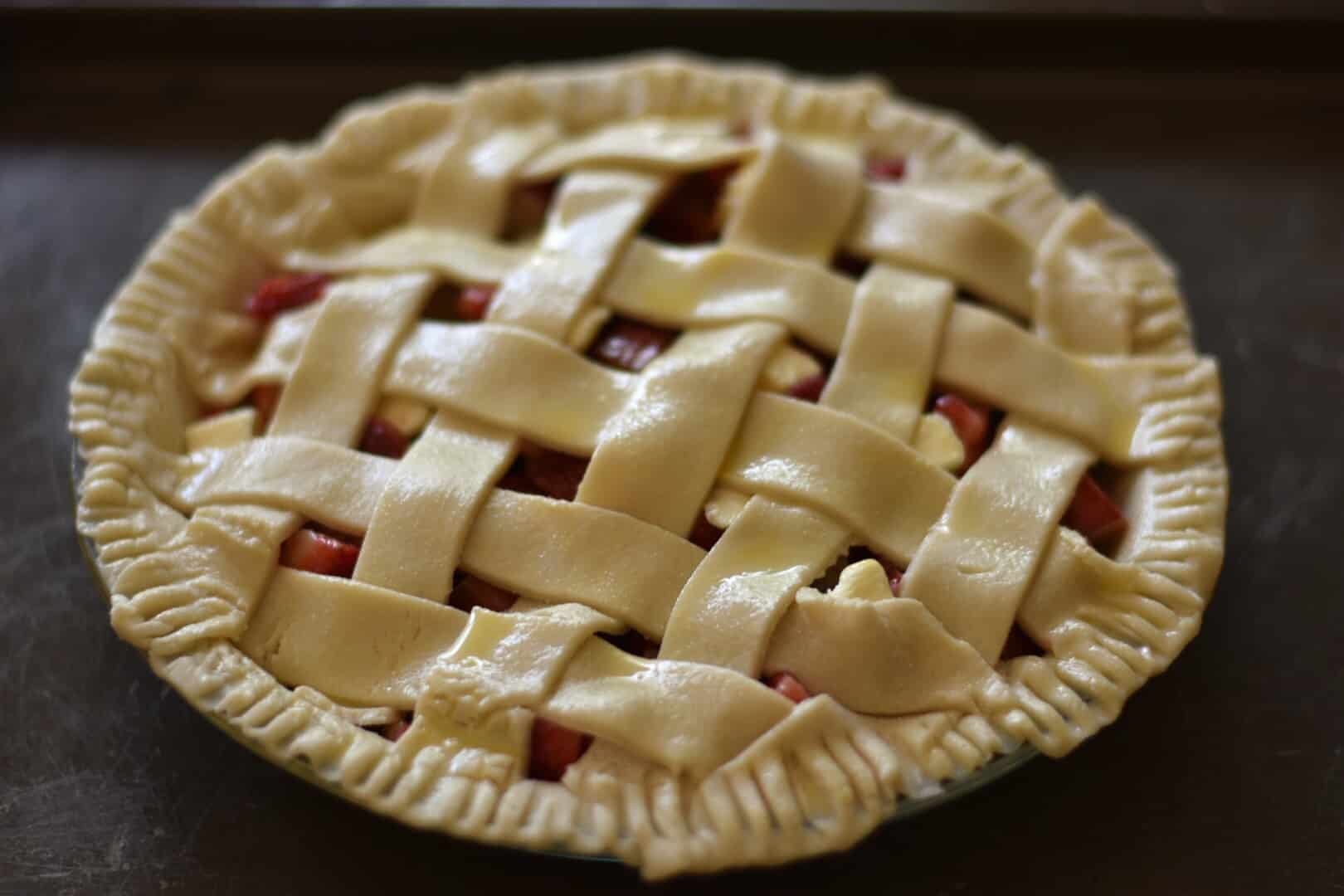 strawberry rhubarb pie before baking